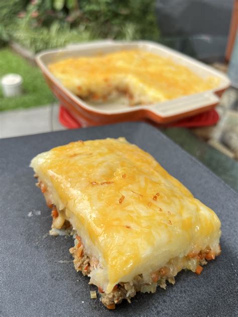 Pastel de yuca con carne desmechada recién horneado y dorado