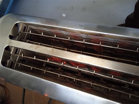 Esquema de una tostadora eléctrica, mostrando las resistencias