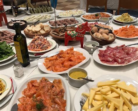 Estación de tenedor libre con variedad de platos chinos y ceviche en el restaurante de Estación Central.