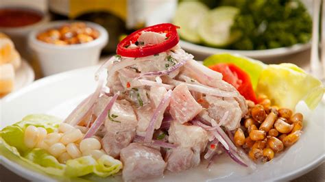 Variedad de ceviches y platos de mariscos peruanos en el buffet de Somos Perú.