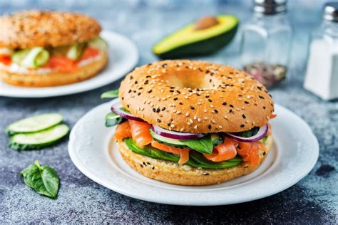 Ingredientes frescos para un bagel de salmón y aguacate