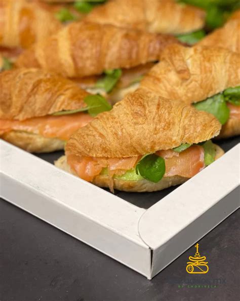 Croissant recién horneado con salmón y aguacate