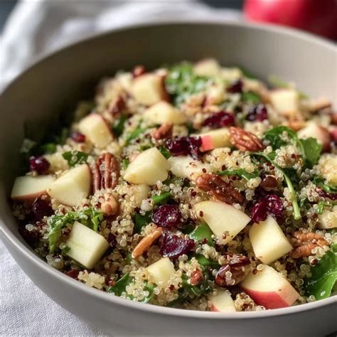 Tazón de ensalada de quinua con manzana y otros ingredientes frescos.