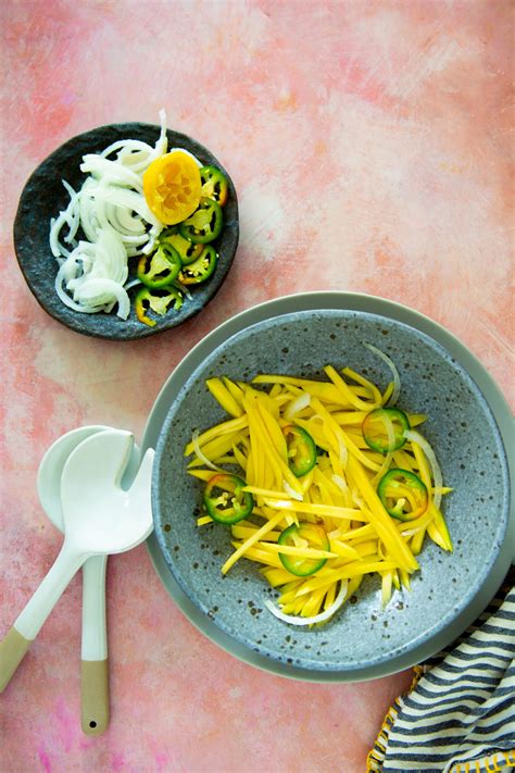 Ilustración de ingredientes frescos para ensalada de mango: mango verde, chile serrano, cebolla morada y limón.