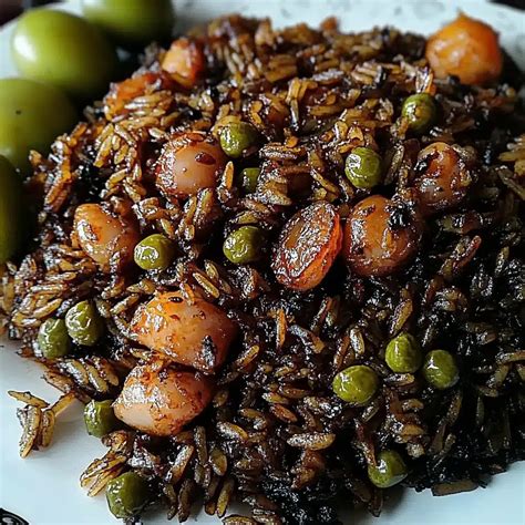 Fotografía detallada de un plato de Diri Djon Djon servido con mariscos
