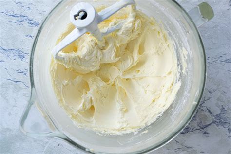 Imagen de un bol con buttercream de vainilla listo para usar