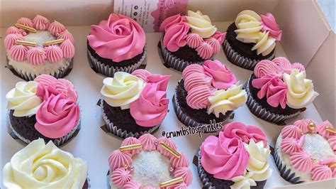 Muestra de cupcakes decorados con diferentes colores de buttercream
