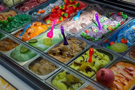 Variedad de helados veganos rápidos de fruta en copas o boles coloridos.