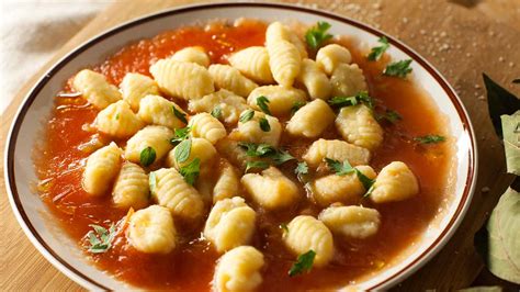 Diferentes tipos de ñoquis sin gluten con diversas salsas