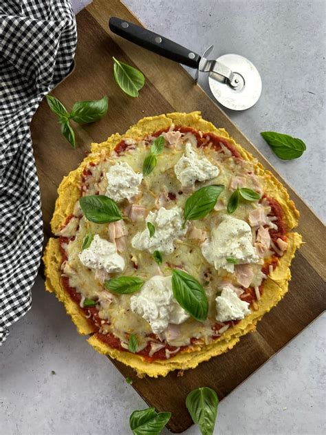 Fotografía de pizza saludable con base de garbanzo y vegetales frescos