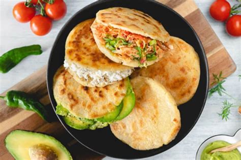 Arepas rellenas variadas en un contexto de comida latinoamericana