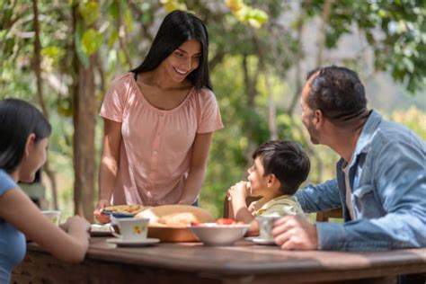 Familia venezolana compartiendo arepas en un ambiente festivo