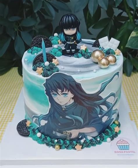 Galería de pasteles de anime con diseños variados, desde personajes 3D hasta ilustraciones detalladas sobre crema.