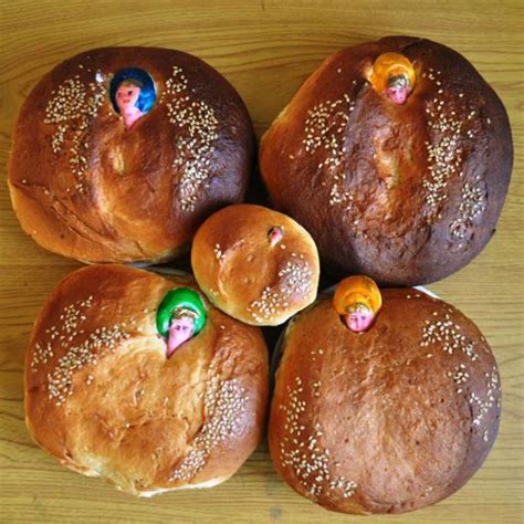Pan de muerto de yema oaxaqueño decorado con ajonjolí y una carita de harina