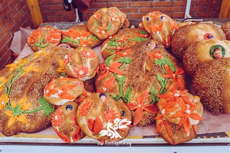 Pan de muerto de Oaxaca recién horneado y decorado con ajonjolí