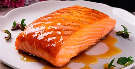 Salmón glaseado con miel y jengibre
