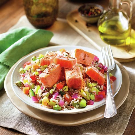Arroz salteado con salmón y verduras