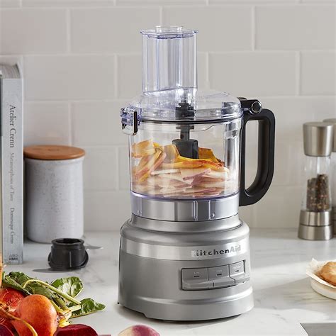 Procesador de alimentos KitchenAid en acción preparando una salsa