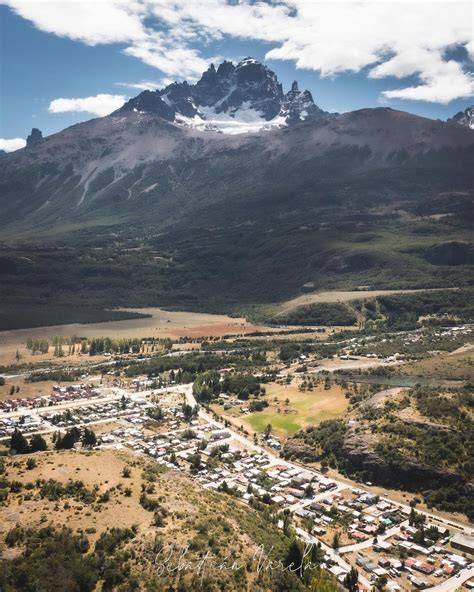 Fotografía panorámica del entorno natural de Villa Cerro Castillo y los servicios de hostelería locales.