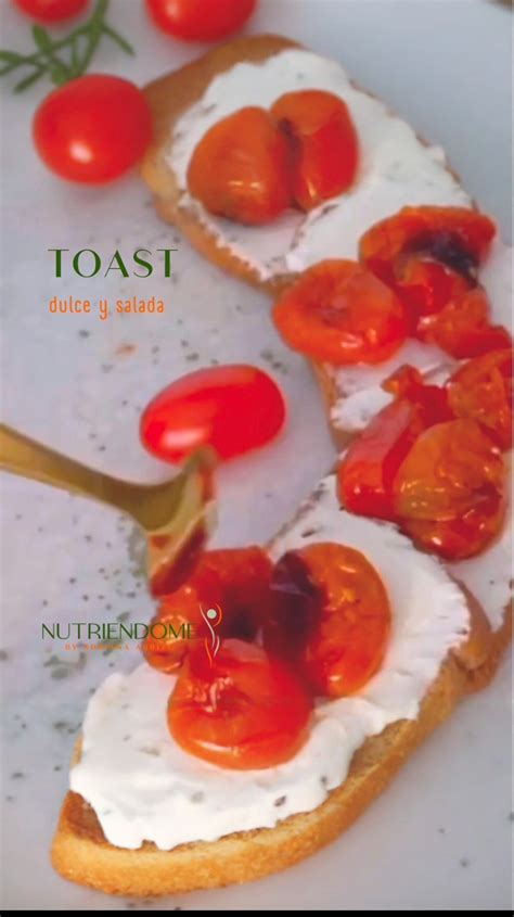 Tomates y queso listos para añadir a la masa del queque salado.