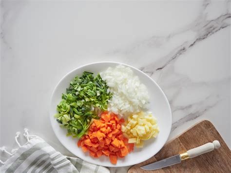 Verduras picadas y otros ingredientes frescos para el queque mediterráneo.