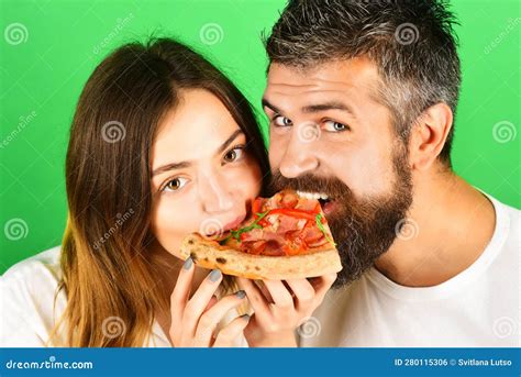 Pareja compartiendo pizza de 1 metro y vasos de cerveza