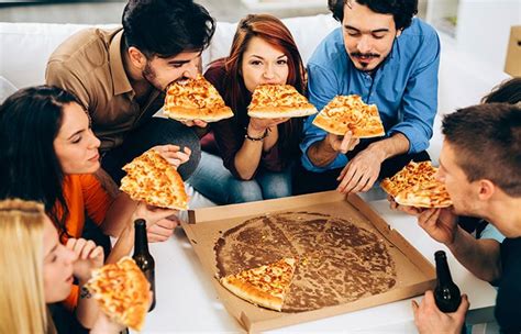 Infografía que muestra los pasos para pedir pizza a domicilio: selección de restaurante, confirmación de pedido y seguimiento en tiempo real.