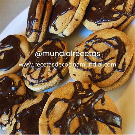Primer plano de galletas siendo bañadas en chocolate