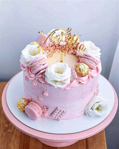 Foto de un pastel de cumpleaños decorado con una lámina comestible aplicada