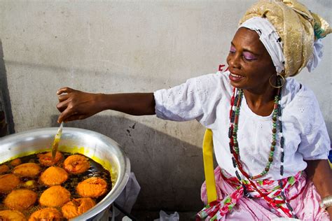 mujer bahiana preparando acarajé