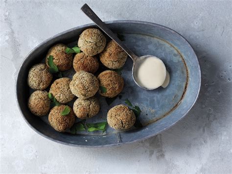 falafel horneado con salsa