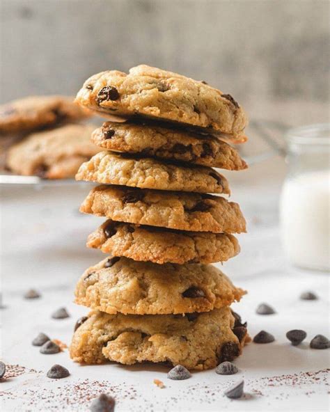 Masa de galletas veganas con chips de chocolate lista para hornear