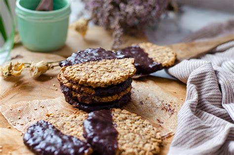 Galletas de avena veganas decoradas con chocolate