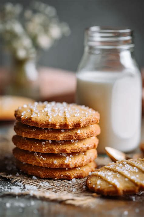 Fotografía de bolitas de mantequilla recién espolvoreadas con azúcar glas sobre una rejilla de enfriamiento