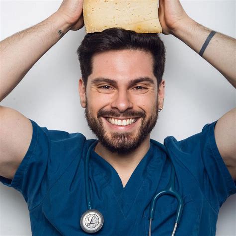 Óscar Barrera, médico y chef, presentando su libro