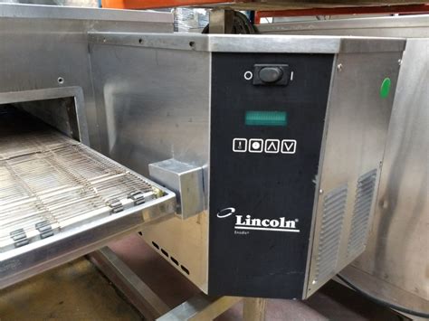 Vista técnica de los controles digitales frontales de un horno Lincoln Impinger