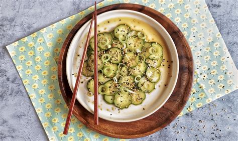 Variedad de platos con pepino: ensaladas, encurtidos