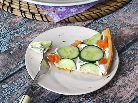 Ingredientes frescos para tarta de salmón y pepino