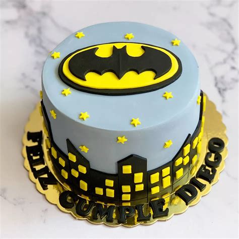Diseño de pastel de Batman con opciones de sabores y rellenos