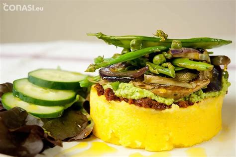 Plato de timbal de polenta con verduras de primavera