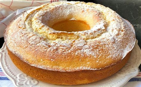 Queque de yogur esponjoso cocinándose en una olla, mostrando la textura y el vapor