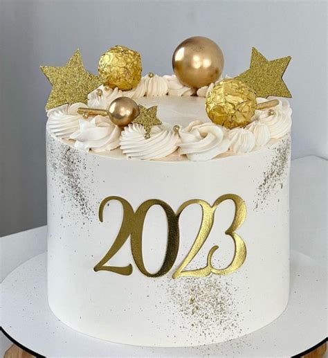 Pastel de Año Nuevo decorado con estrellas y mensaje