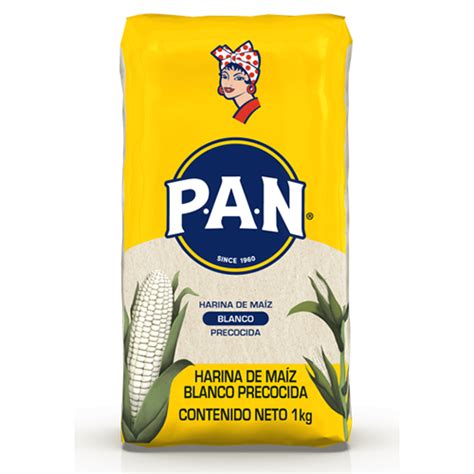 Fotografía de variedades de harina de maíz P.A.N. (blanca y amarilla) disponibles en estantería.