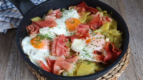 Infografía con los ingredientes básicos para huevos rotos: patatas, huevos, aceite de oliva y sal.