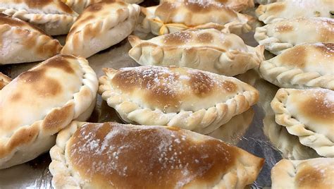 Fotografía de las empanadas artesanales elaboradas con masa crujiente y diversos rellenos.