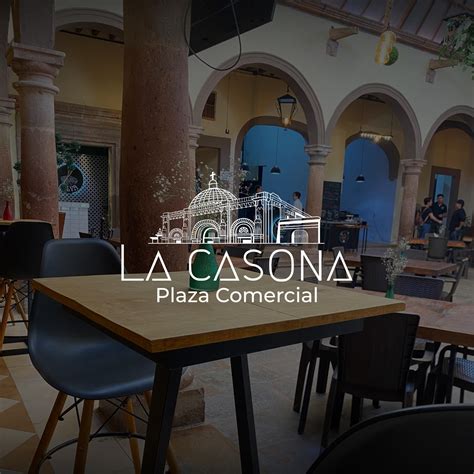 Interior de la casona histórica que alberga el local La Zaranda, mostrando su oferta de productos artesanales.