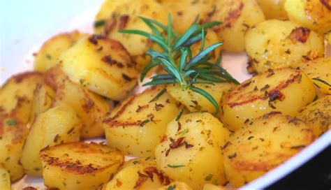 Papas al horno doradas y crujientes con hierbas