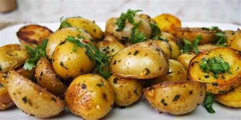 Papas salteadas con ajo y perejil