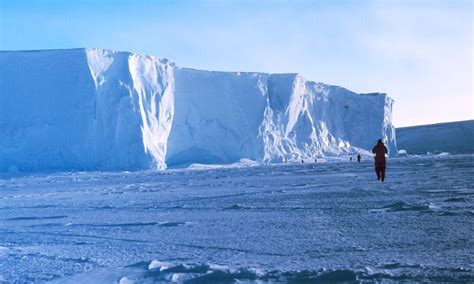 Imágenes satelitales del rompimiento de la barrera de hielo Larsen B