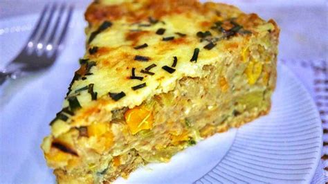 Esquema paso a paso: ingredientes básicos como atún, choclo, cebolla y huevos, listos para integrarse al relleno